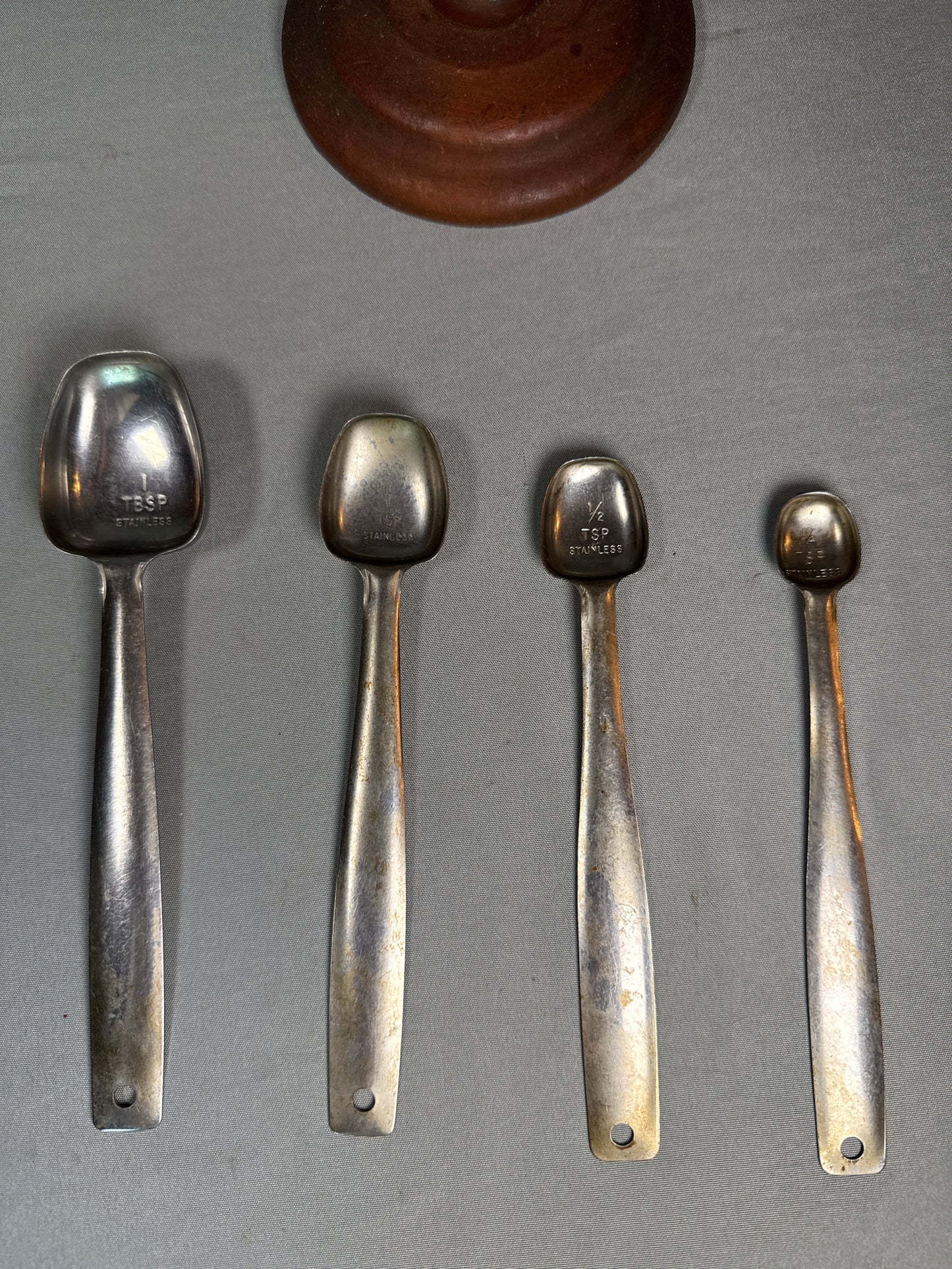 Vintage Foley Style Stainless Measuring Spoon Set Wood Display Stand MCM Monnig’s Label